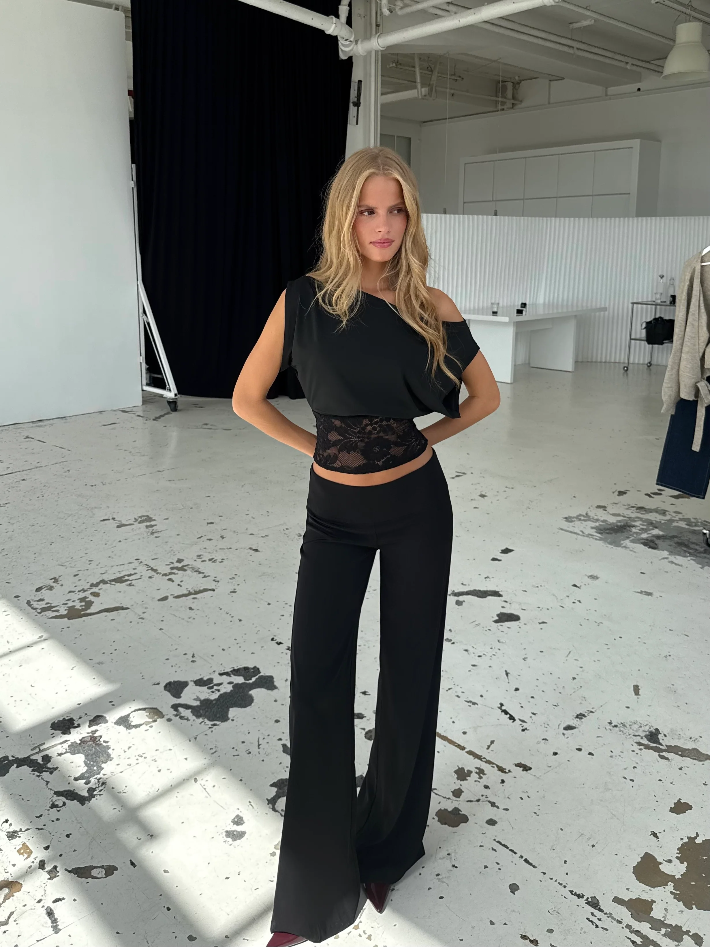Flowy low waist pants - black - Image 5